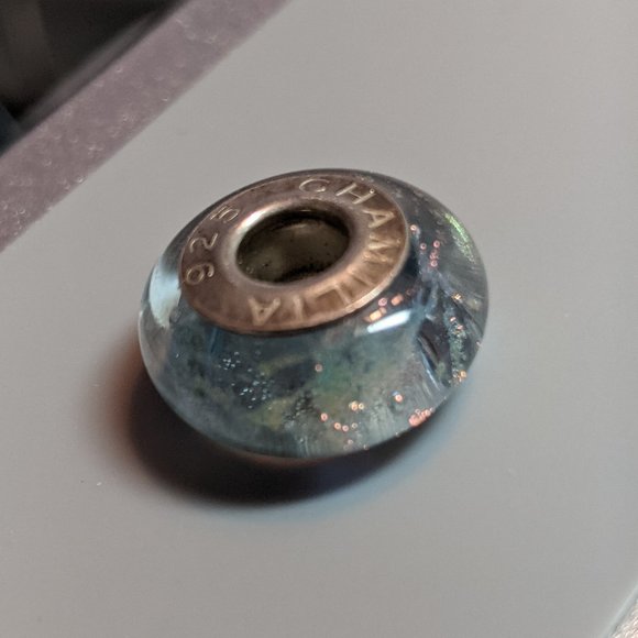 Chamelia glass charm - Picture 3 of 3